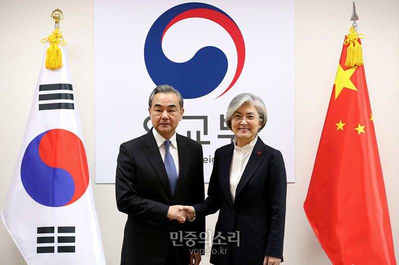 강경화 외교부 장관(오른쪽)이 4일 오후 서울 종로구 정부중앙청사 외교부를 예방한 왕이 중국 외교담당 국무위원 겸 외교부장과 인사를 나누고 있다. 2019.12.04