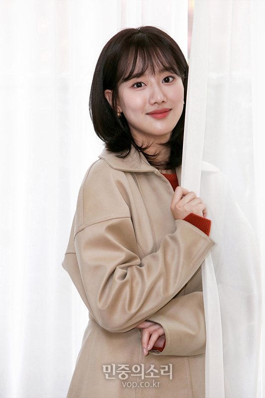 에이프릴 이나은이 3일 서울 성동구 한 카페에서 인터뷰에 앞서 포즈를 취하고 있다. 2019.12.03