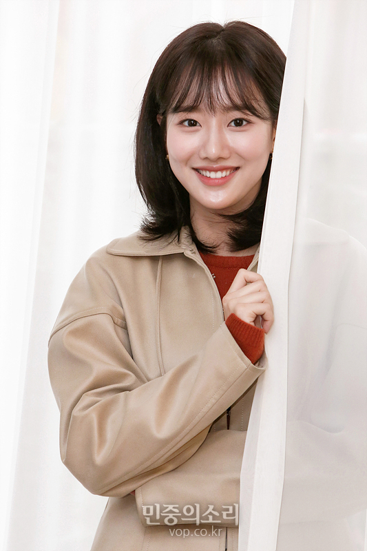에이프릴 이나은이 3일 서울 성동구 한 카페에서 인터뷰에 앞서 포즈를 취하고 있다. 2019.12.03