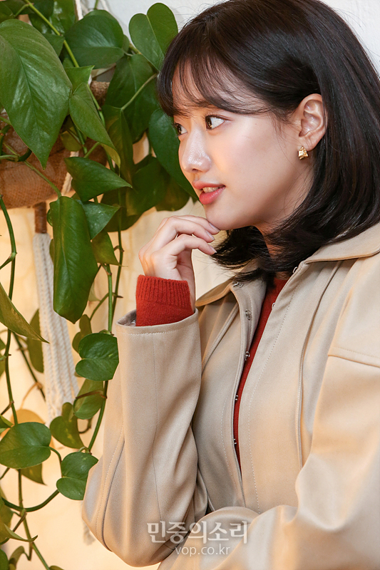 에이프릴 이나은이 3일 서울 성동구 한 카페에서 인터뷰에 앞서 포즈를 취하고 있다. 2019.12.03