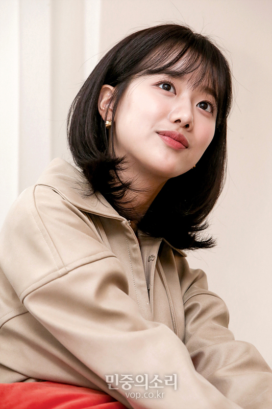 에이프릴 이나은이 3일 서울 성동구 한 카페에서 인터뷰에 앞서 포즈를 취하고 있다. 2019.12.03