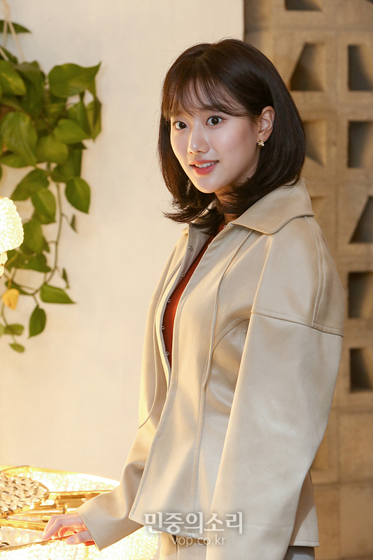 에이프릴 이나은이 3일 서울 성동구 한 카페에서 인터뷰에 앞서 포즈를 취하고 있다. 2019.12.03
