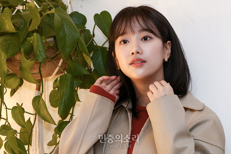 에이프릴 이나은이 3일 서울 성동구 한 카페에서 인터뷰에 앞서 포즈를 취하고 있다. 2019.12.03