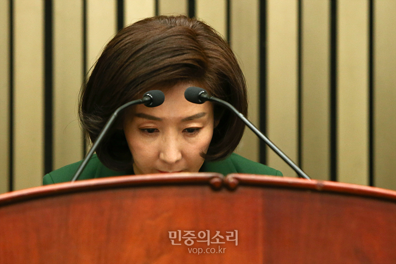 전날 최고위원회의로부터 임기 연장을 부결 받은 자유한국당 나경원 원내대표가 4일 국회에서 열린 의원총회에 참해 인사하고 있다. 2019.12.04