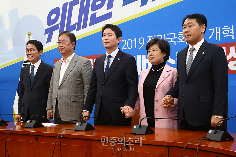 5일 국회 더불어민주당 원내대표실에서 4+1(더불어민주당·바른미래당·정의당·민주평화당+대안신당)협의체 회동에 앞서 기념촬영하고 있다. 2019.12.05