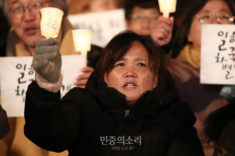 지난해 서울 종각역 4거리에서 열린 '고(故) 김용균 1주기 추모대회'에서 고 김용균 어머니 김미숙 씨가 안전한 노동 현장을 촉구하며 구호를 외치고 있다. 자료사진. 2019.12.07.