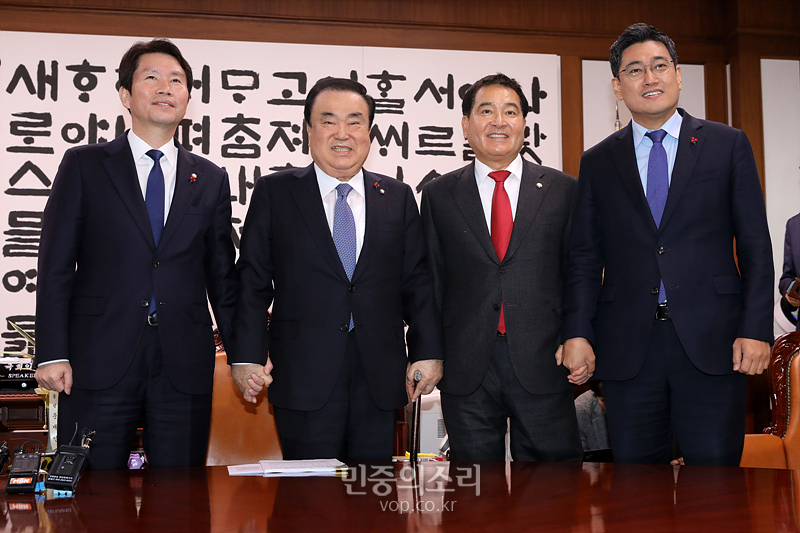 이인영 더불어민주당 원내대표(왼쪽부터), 문희상 국회의장, 심재철 신임 자유한국당 원내대표, 오신환 바른미래당 원내대표가 9일 오후 서울 여의도 국회에서 열린 국회의장 주재 여야 3당 교섭단체 원내대표 회동에서 기념촬영을 하고 있다. 2019.12.09