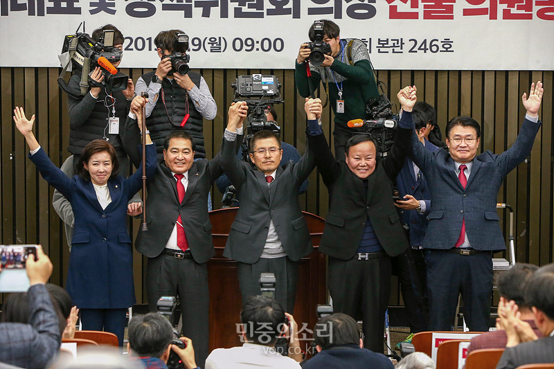 9일 국회에서 열린 자유한국당 신임 원내대표 및 정책위의장 선출을 위한 의원총회에서 원내대표로 선출된 심재철 의원(왼쪽 두 번째)과 정책위의장에 선출된 김재원 의원(오른쪽 두 번째)이 황교안 대표 등과 손을 잡고 의원들에게 인사하고 있다. 2019.12.09