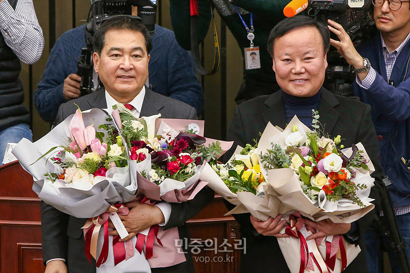 자유한국당 신임 원내대표로 선출된 심재철 의원(왼쪽)과 정책위의장으로 선출된 김재원 의원이 9일 국회에서 열린 의원총회에서 꽃다발을 받고 기념촬영하고 있다. 2019.12.09