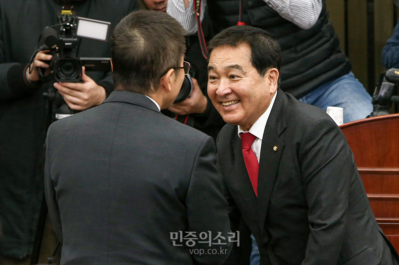 9일 국회에서 열린 자유한국당 신임 원내대표 및 정책위의장 선출을 위한 의원총회에서 원내대표로 선출된 심재철 의원(오른쪽)이 황교안 대표와 악수하고 있다. 2019.12.09