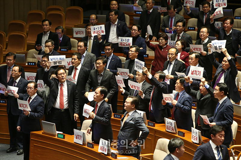 10일 국회에서 열린 2020년도 예산안 처리를 위한 본회의에서 자유한국당 의원들이 피켓을 들고 항의하고 있다. 2019.12.10