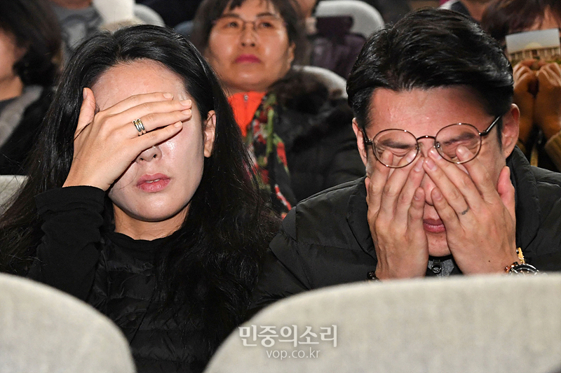 10일 국회에서 열린 본회의에서 고 민식군 부모님이 ‘민식이법’ 통과를 지켜보면서 눈물을 흘리고 있다. 2019.12.10