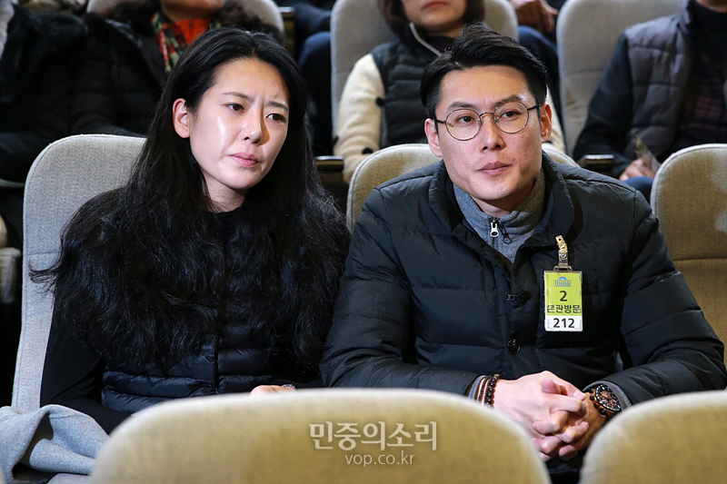 10일 국회에서 열린 본회의에서 고 김민식 군 부모님이 ‘민식이법’ 통과를 지켜보고 있다. 2019.12.10