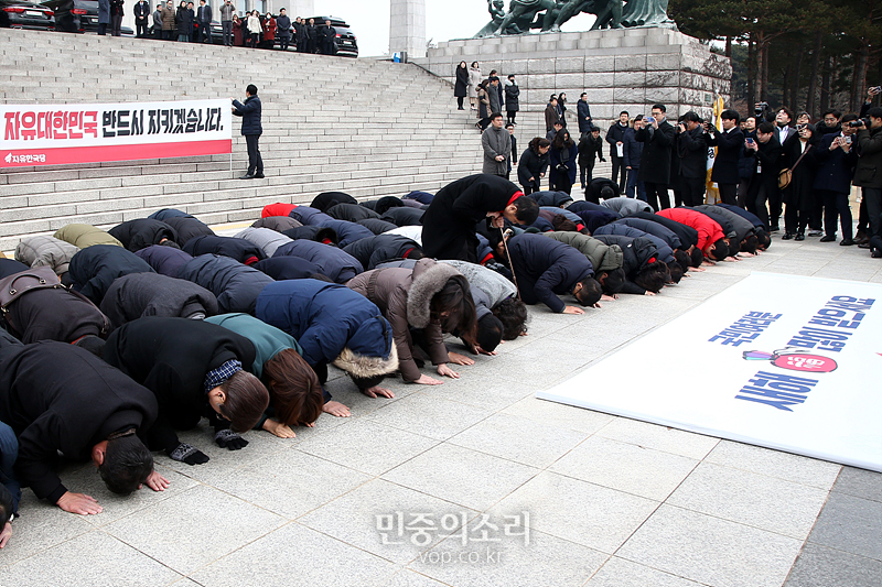 자유한국당 황교안 대표와 소속 의원들이 2일 국회 본청 앞 계단에서 열린 ‘새해 국민들께 드리는 인사’에서 세배를 하고 있다. 2020.01.02