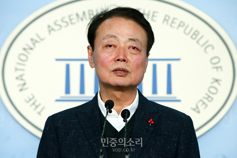 자유한국당 한선교 의원이 2일 국회 정론관에서 21대 총선 불출마를 선언하고 있다. 2020.01.02