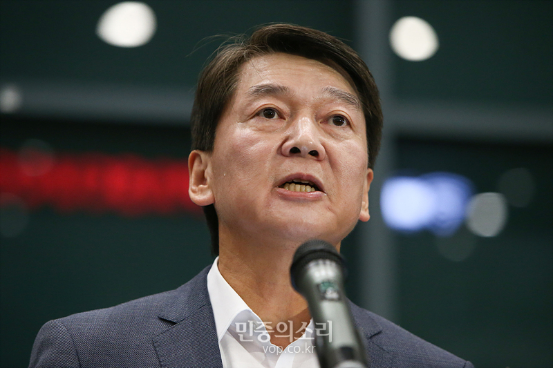 안철수 전 국민의당 대표가 1년여 동안의 해외 생활을 마친 후 지난 1월 19일 인천 중구 인천공항을 통해 입국하며 귀국 메세지를 발표하고 있다. 자료사진.2020.01.19