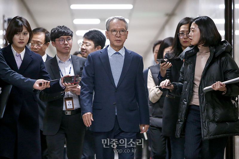 자유한국당 김형오 공천관리위원장이 국회에서 열린 공관위회의에 참석하며 취재진의 질문에 답변하고 있는 모습. 자료사진.