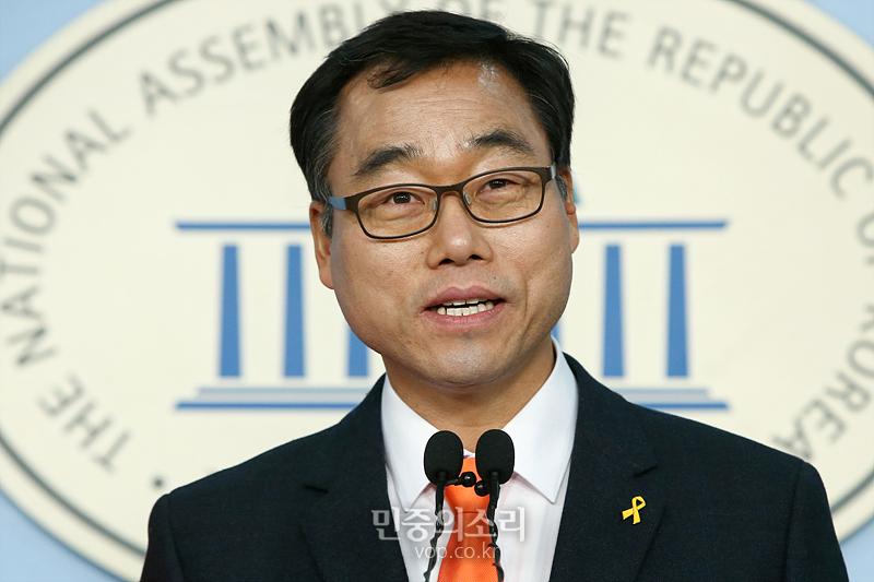안산단원갑 민중당 김동우 예비후보가 4일 국회 정론관에서 ‘최다전과’와 관련해 기자회견을 하고 있다. 김 예비후보는 자신의 전과는 민주화운동 및 노동운동 과정에서 생긴 것으로 부끄러운 과거가 아니라고 말했다. 2020.02.04