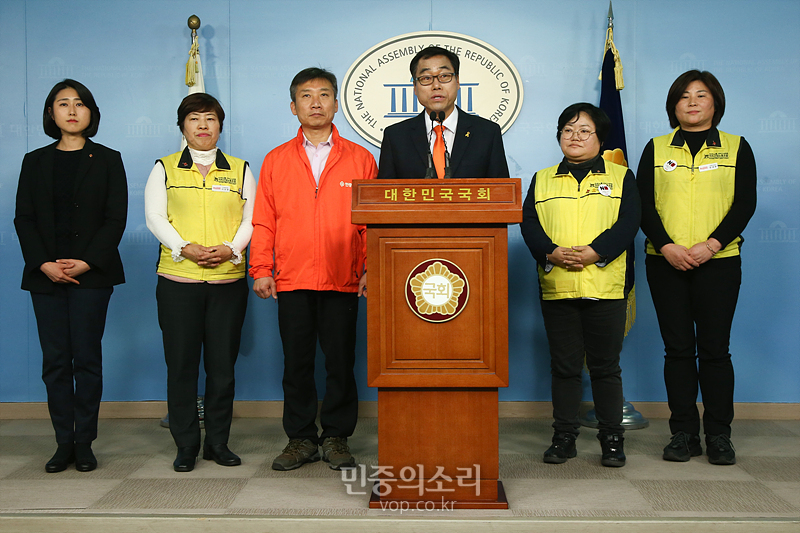안산단원갑 민중당 김동우 예비후보가 4일 국회 정론관에서 ‘최다전과’와 관련해 기자회견을 하고 있다. 김 예비후보는 자신의 전과는 민주화운동 및 노동운동 과정에서 생긴 것으로 부끄러운 과거가 아니라고 말했다. 2020.02.04