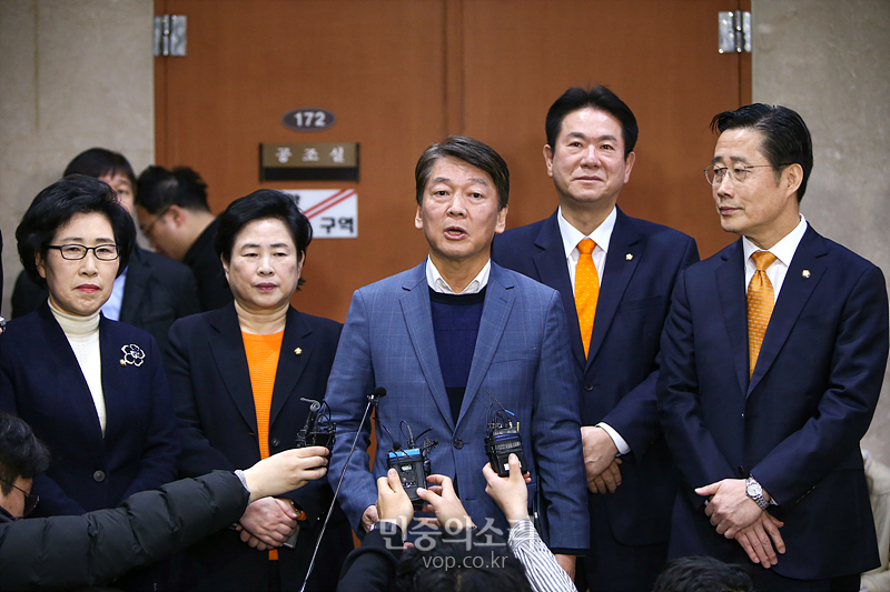 신당 창당을 준비하는 안철수 전 국민의당 대표가 4일 국회 정론관에서 ‘일하는 국회 개혁방안’을 발표하는 기자회견을 마친 후 취재진의 질문에 답변하고 있다. 2020.02.04