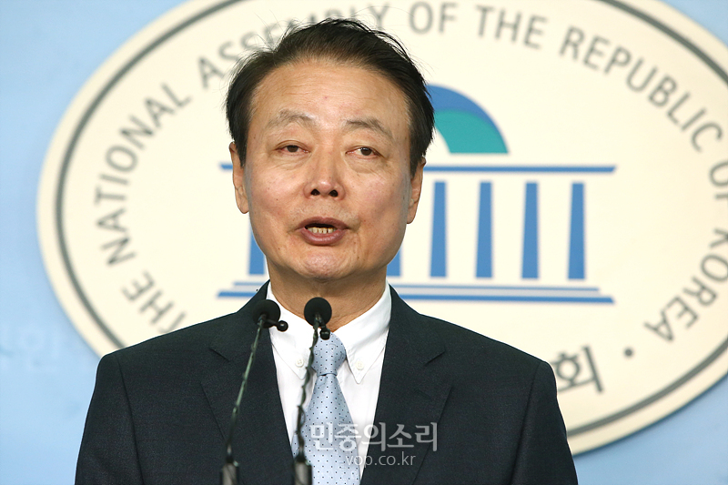 미래한국당 한선교 대표가 7일 국회 정론관에서 중앙선거관리위원회가 비례대표 국회의원 후보자의 전략공천을 금지한 것에 대해서 반박 기자회견을 하고 있다. 2020.02.07