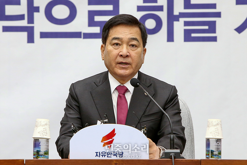 자유한국당 심재철 원내대표가 11일 국회에서 열린 원내대책회의에서 모두발언하고 있다. 2020.02.11