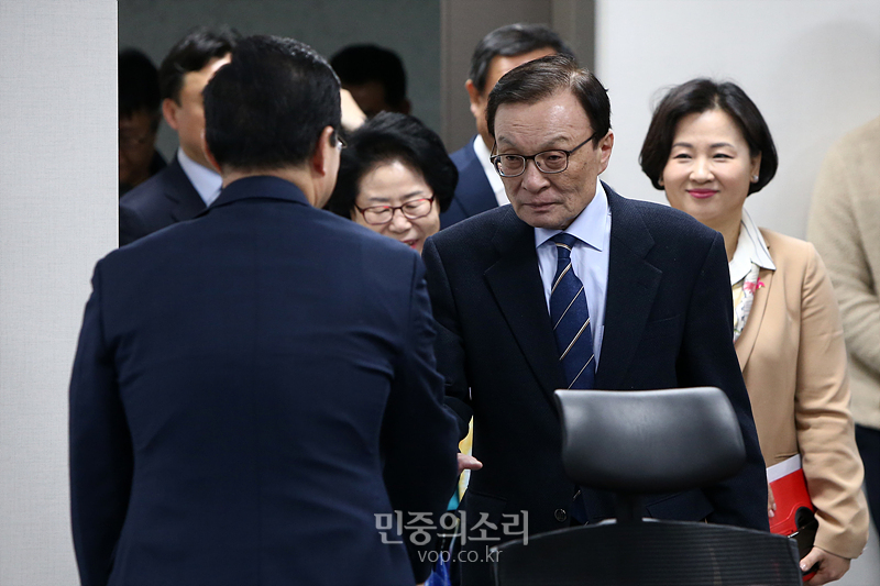 더불어민주당 이해찬 대표가 14일 국회 의원회관에서 열린 확대간부회의에 참석하며 참석자들과 인사하고 있다. 2020.02.14