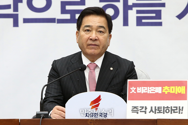 자유한국당 심재철 원내대표가 14일 국회에서 열린 원내대책회의에서 모두발언하고 있다. 2020.02.14