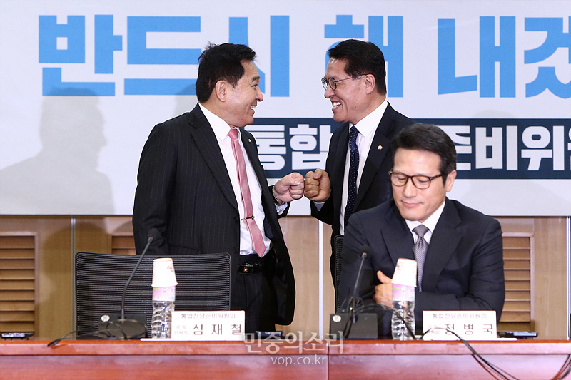 심재철 통합신당준비위원회 공동위원장(왼쪽)과 새로운보수당을 탈당해 미래한국당 최고위원이 된 정운천 의원이 14일 국회 의원회관에서 열린 통합준비위원회 6차 회의에서 악수 대신 주먹으로 하이파이브를 하고 있다. 2020.02.14