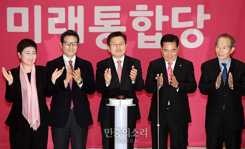 미래통합당 황교안 대표, 심재철 원내대표, 정병국 의원, 이언주 의원, 장기표 통합신당준비위원장이 17일 국회 의원회관에서 열린 미래통합당 출범식 ‘2020 국민 앞에 하나’에서 박수를 치고 있다. 2020.02.17