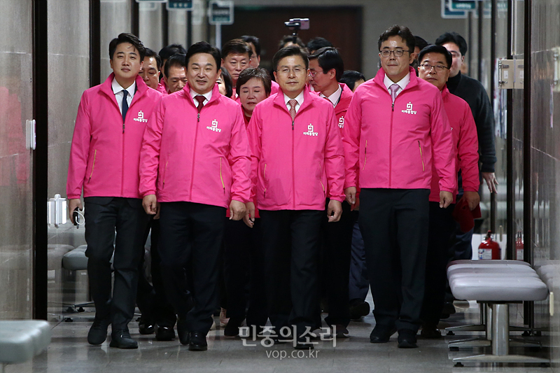 미래통합당 황교안 대표가 17일 국회에서 열린 첫 최고위원회의에 신임 최고위원들과 함께 참석하고 있다. 2020.02.17