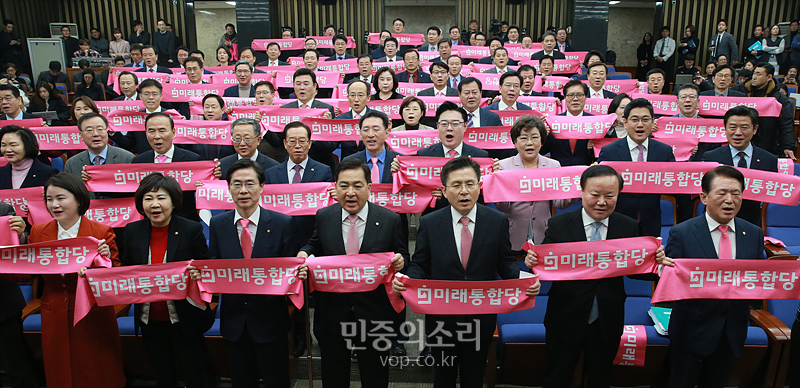 미래통합당 황교안 대표와 심재철 원내대표 등 소속 의원들이 18일 국회에서 열린 의원총회에서 구호를 외치고 있다. 2020.02.18