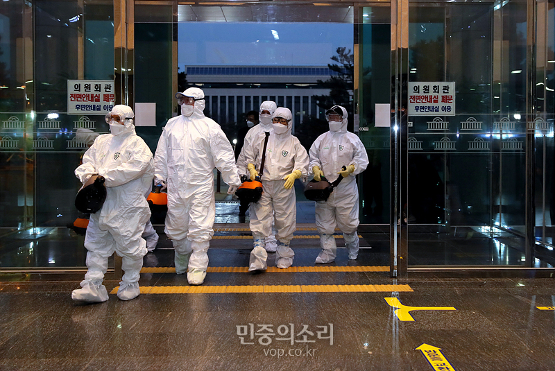 코로나 19 확진환자가 방문한 것으로 확인된 24일 국회 의원회관에서 방역 작업을 위해서 방역 요원들이 긴급 투입되고 있다. 2020.02.24