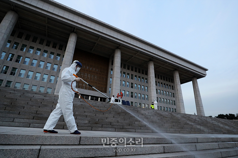 코로나 19 확진환자가 방문한 것으로 확인된 24일 국회에서 방역 작업이 이어지고 있다. 2020.02.24