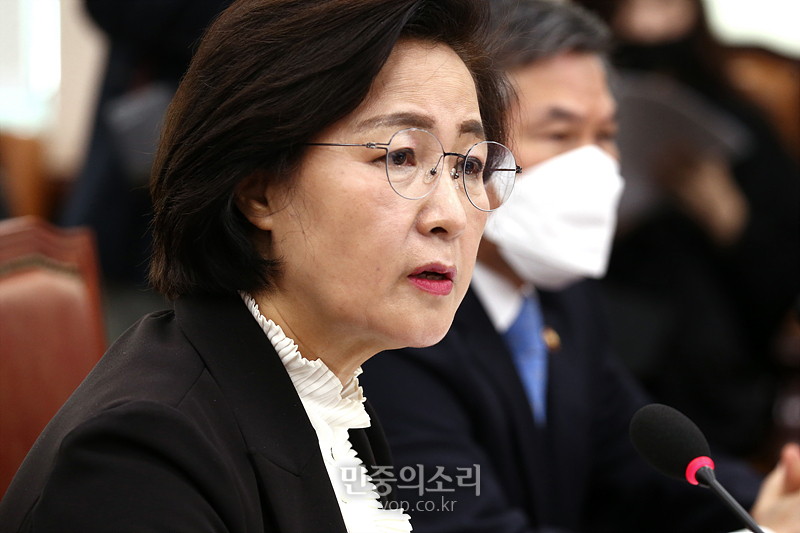 추미애 법무부 장관이 4일 국회에서 열린 법제사법위원회 전체회의에 출석해 의원들 질의에 답변하고 있다. 2020.03.04