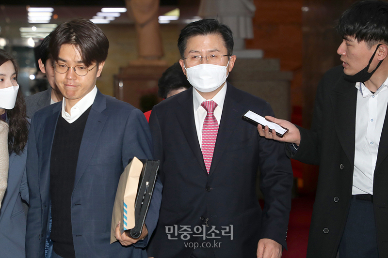미래통합당 황교안 대표가 지난 25일 국회에서 열린 비공개 최고위원회의에 참석하고자 이동하고 있다. 2020.03.25