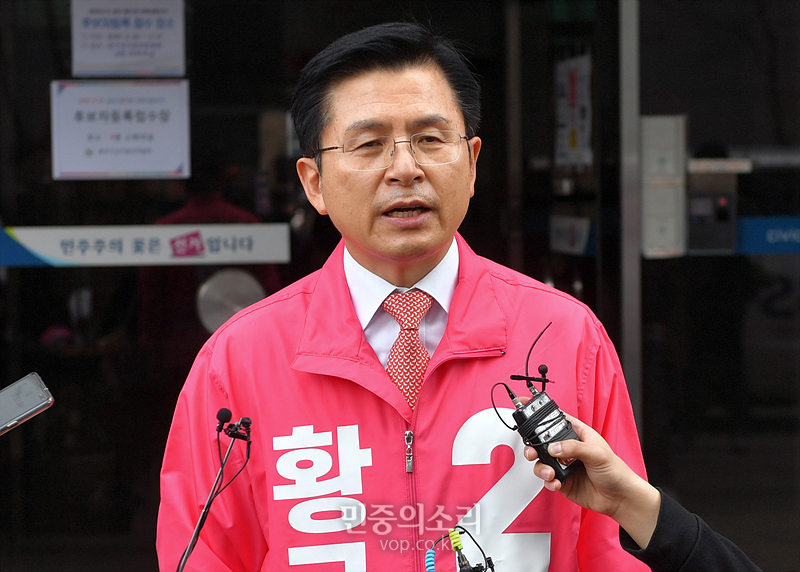 4·15 총선에서 서울 종로구에 출마하는 황교안 미래통합당 후보가 26일 오전 서울 종로구 선거관리위원회에서 후보자 등록을 마치고 나와 소감을 말하고 있다. 2020.03.26