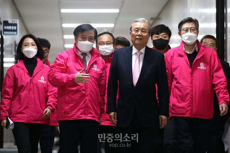 김종인 미래통합당 총괄선대위원장이 29일 국회에서 비상경제대책 기자회견을 위해서 입장하고 있다. 2020.03.29