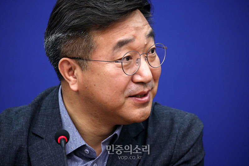 더불어민주당 윤호중 선대본부장이 29일 국회에서 열린 21대 총선 홍보&유세 콘셉트 기자간담회에서 취재진의 질문에 답변하고 있다. 2020.0329