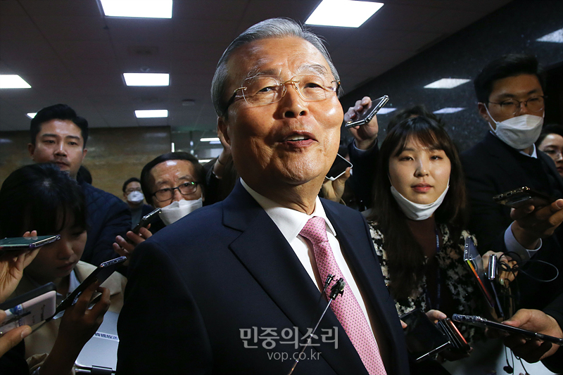 지난 2020년 4월 16일 미래통합당 김종인 전 총괄선거대책위원장이 국회에서 총선 결과 관련 특별 기자회견을 마친 후 떠나며 취재진의 질문에 답변하는 모습 (자료사진)