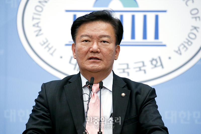미래통합당 민경욱 의원이 국회 소통관에서 4.15 총선과 관련해 부정선거 의혹을 제기하며 기자회견하고 있는 모습. 자료사진.
