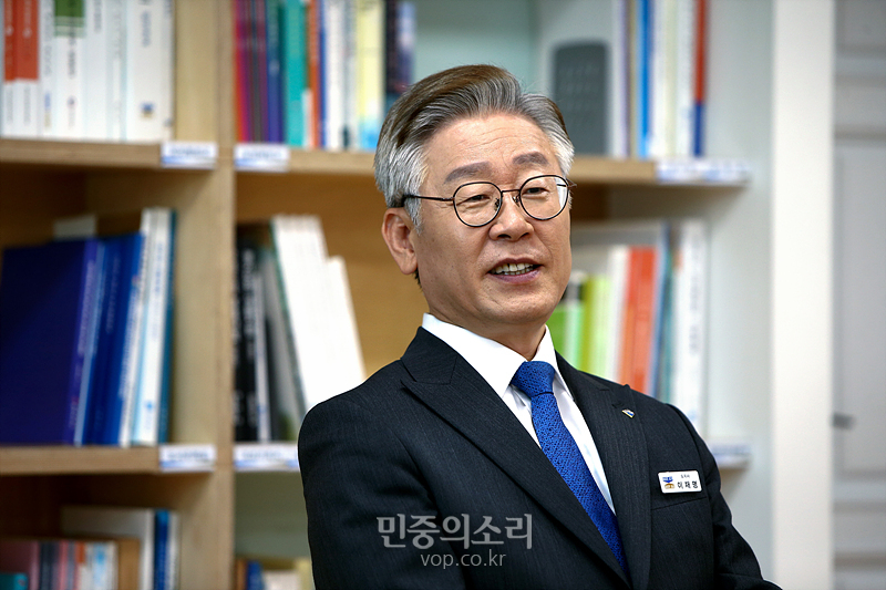 이재명 경기도지사가 19일 경기도 수원시 팔달구 경기도청에서 민중의소리와 인터뷰 하고 있다. 2020.05.19