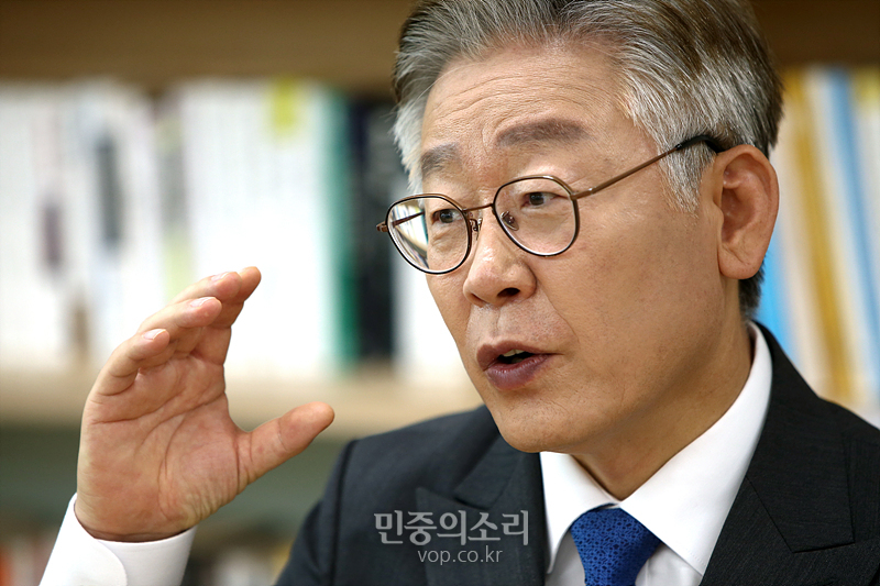 이재명 경기도지사가 19일 경기도 수원시 팔달구 경기도청에서 민중의소리와 인터뷰 하고 있다. 2020.05.19