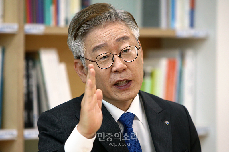 이재명 경기도지사가 19일 경기도 수원시 팔달구 경기도청에서 민중의소리와 인터뷰 하고 있다. 2020.05.19