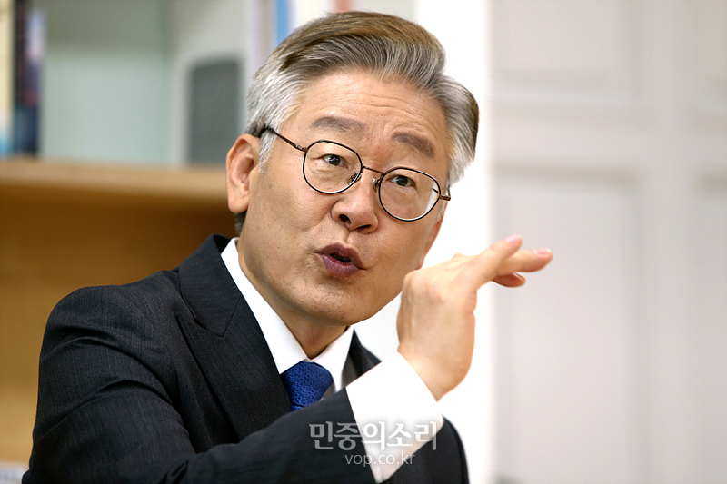 이재명 경기도지사가 19일 경기도 수원시 팔달구 경기도청에서 민중의소리와 인터뷰 하고 있다. 2020.05.19