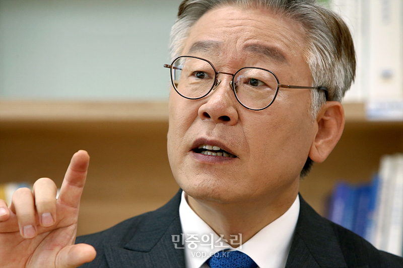 이재명 경기도지사가 19일 경기도 수원시 팔달구 경기도청에서 민중의소리와 인터뷰 하고 있다. 2020.05.19