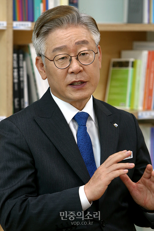 이재명 경기도지사가 19일 경기도 수원시 팔달구 경기도청에서 민중의소리와 인터뷰 하고 있다. 2020.05.19