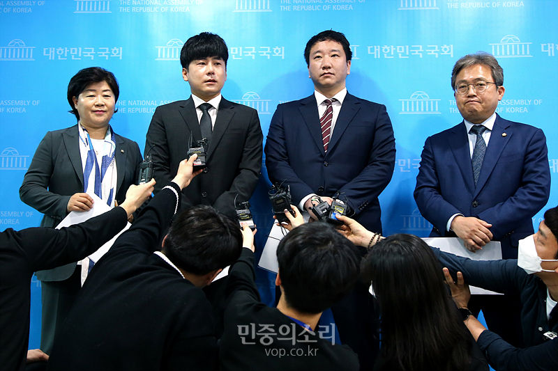 고(故) 구하라의 친오빠 구호인 씨(왼쪽 두번째)가 21일 국회 소통관에서 부양 의무를 게을리한 부모는 자녀의 재산을 상속 받지 못하게 하는 일명 ‘구하라법’의 입법을 촉구하는 기자회견을 마친 후 취재진의 질문에 답변하고 있다. 2020.05.22