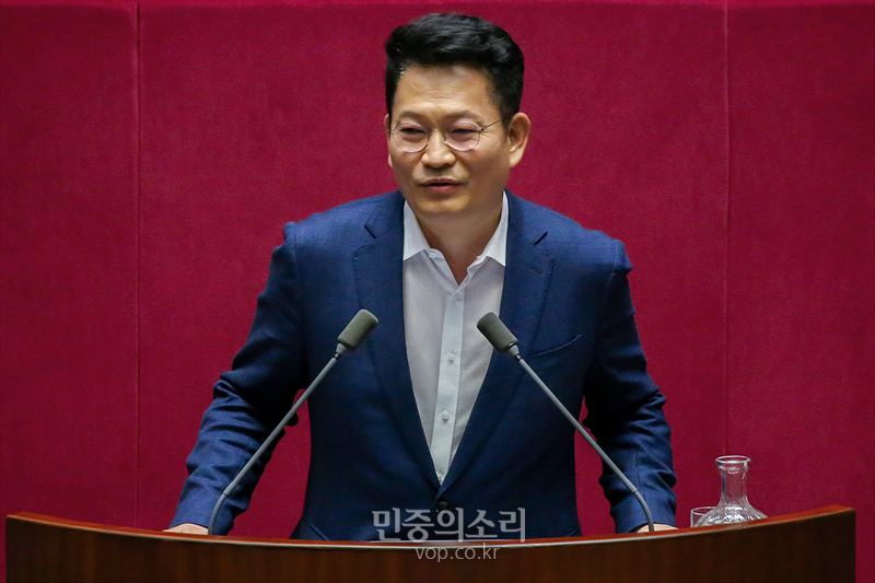 국회 외교통일위원장으로 선출된 더불어민주당 송영길 의원이 15일 국회 본회의에서 당선 인사를 하고 있다. 2020.06.15