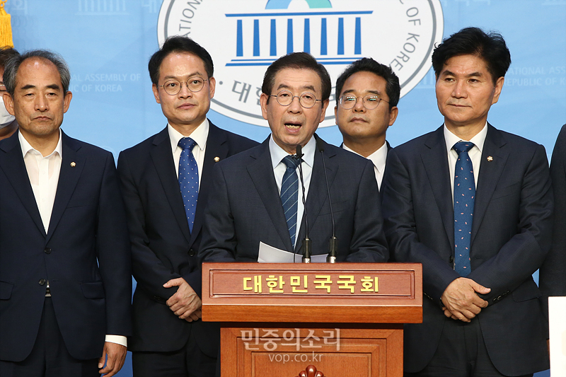 박원순 서울시장이 25일 국회 소통관에서 ‘제로페이 기반의 배달서비스 유니온 및 법 개정안 발표’ 기자회견을 하고 있다. 2020.06.25
